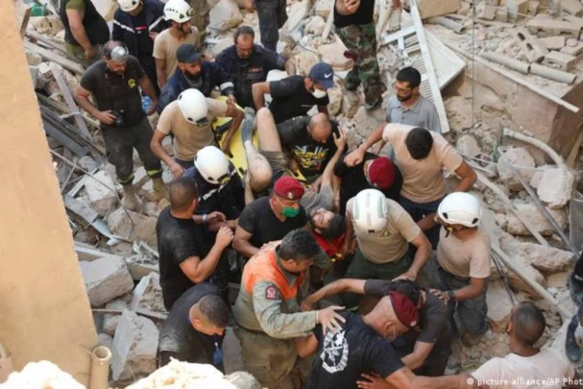 Число погибших при обрушении здания в Триполи достигло 14 человек