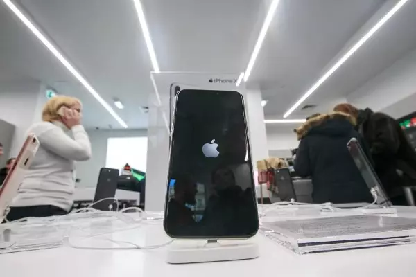 Ruslara "iPhone"dan istifadə qadağan edilib