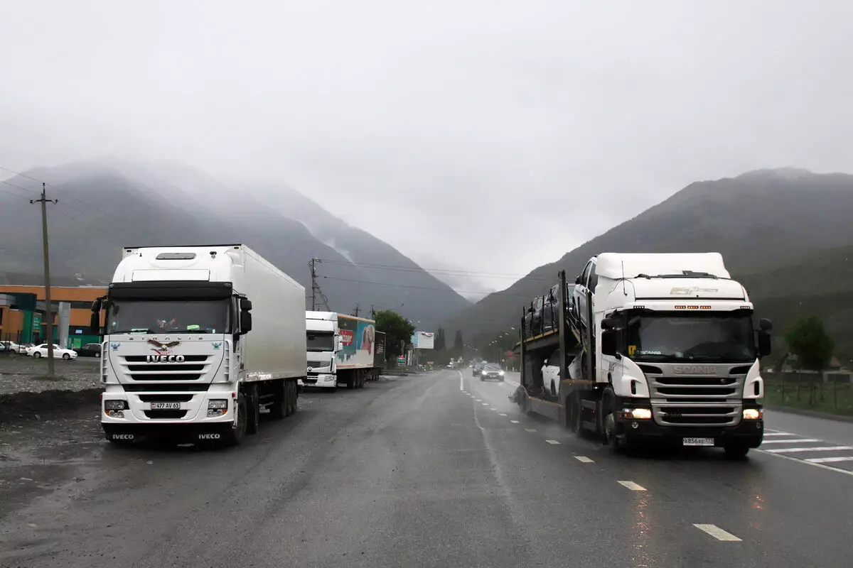 Gürcüstanda qar uçqunu səbəbindən yol bağlanıb