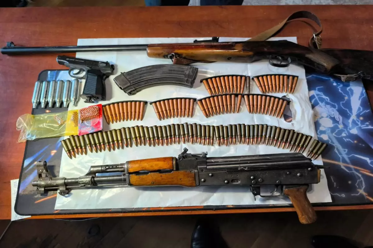 Bakıda 74 yaşlı şəxsin evdə gizlətdiyi xeyli silah-sursat tapılıb - FOTO