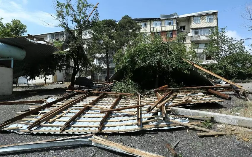 Güclü külək binanın dam örtüyünü qoparıb, 5 avtomobilə ziyan dəyib