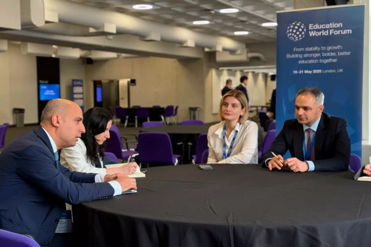 Elm və təhsil naziri Londonda gürcüstanlı həmkarı ilə görüşüb