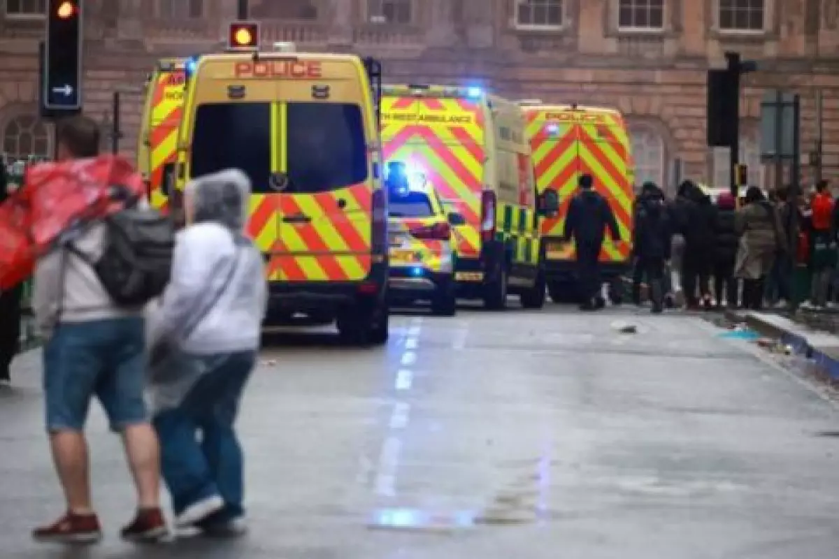 Britaniyada avtomobil insan izdihamının içindən keçib, 17 nəfər ölüb