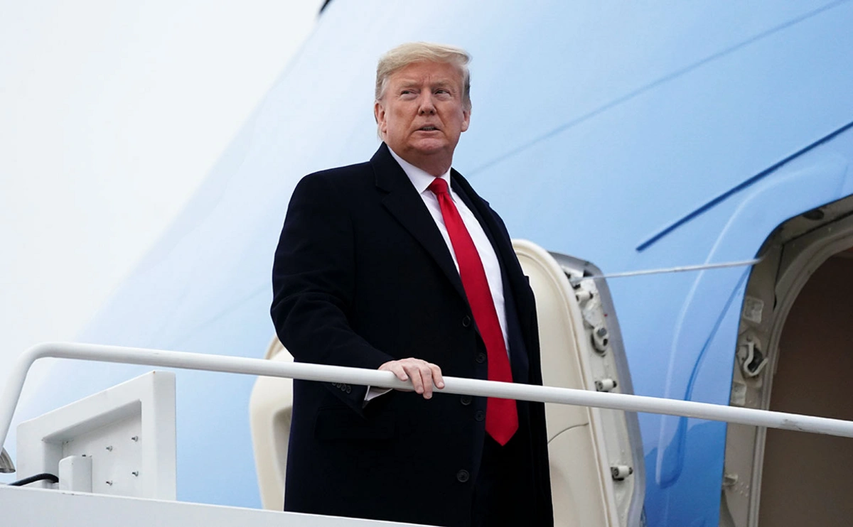 Tramp Yaponiyaya gedir