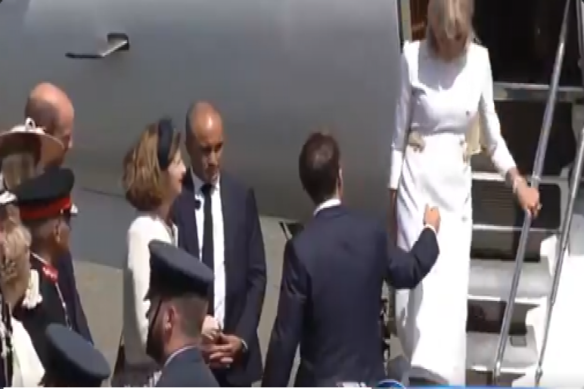 Britaniyaya səfər zamanı arvadı təyyarədən enərkən yenə də Makronun əlindən tutmayıb