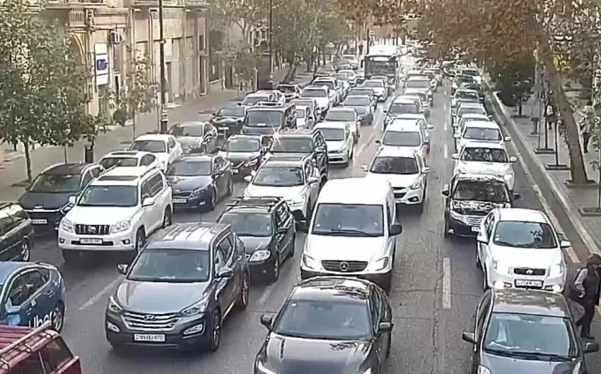 Bakının bir sıra küçə və prospektlərində tıxac yaranıb - SİYAHI