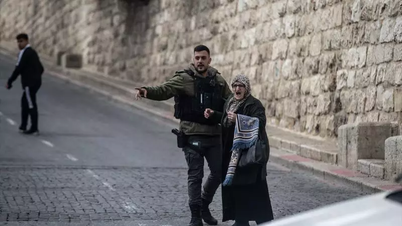 İsrail polisi cümə namazı zamanı fələstinlilərin Əl-Əqsa məscidinə daxil olmasına mane olub