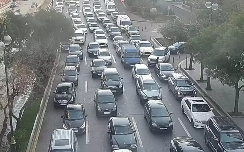 Bakının bəzi yollarında tıxac yaranıb - SİYAHI