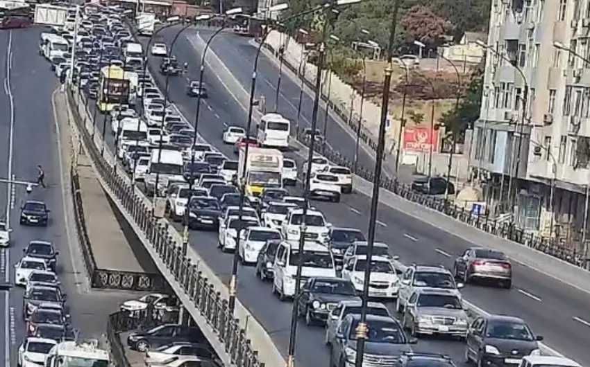 Bakının bir sıra yollarında sıxlıq var - SİYAHI