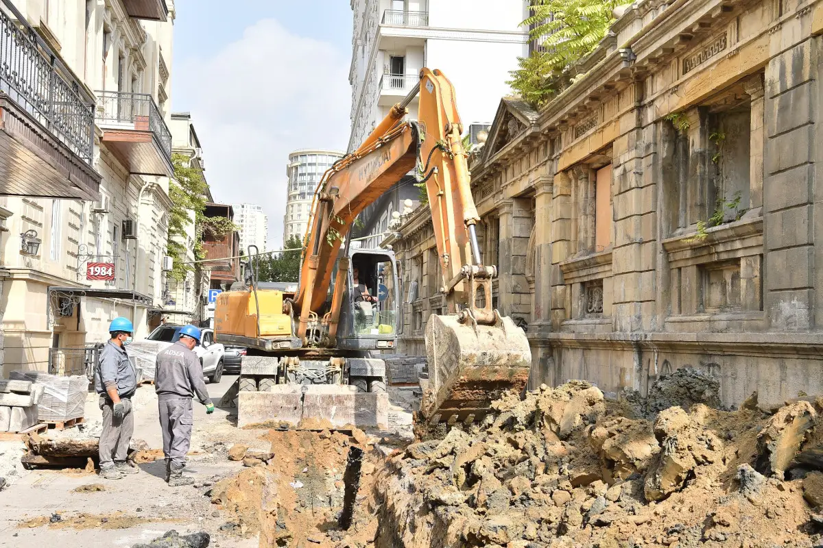 Bakıda İslam Səfərli küçəsində içməli su və kanalizasiya xətləri yenilənir