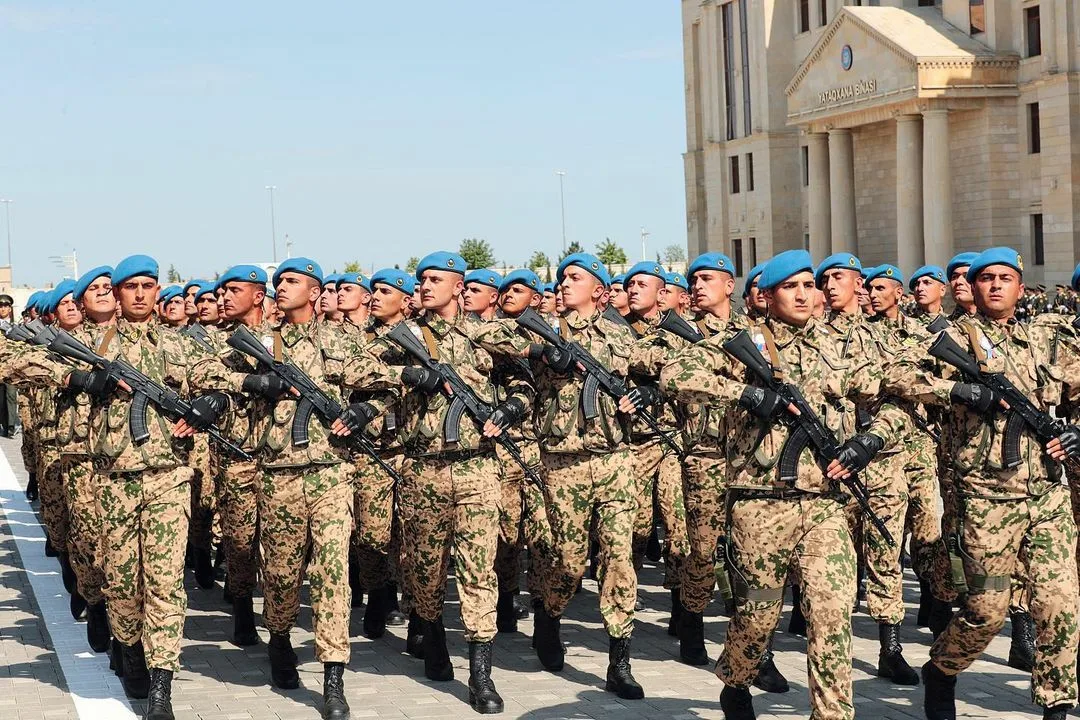 Daxili Qoşunların hərbi qulluqçularının aylıq vəzifə maaşları artırılıb