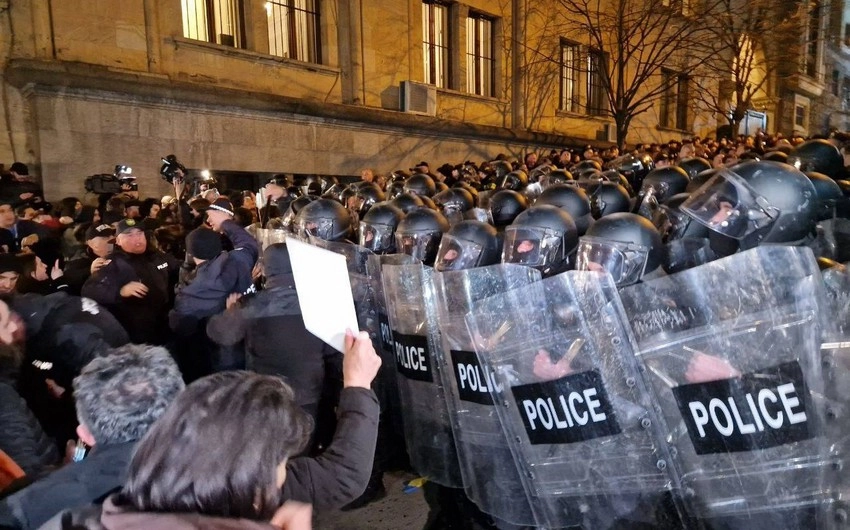 Gürcüstan parlamentinin qarşısında yürüşə cəhd olub