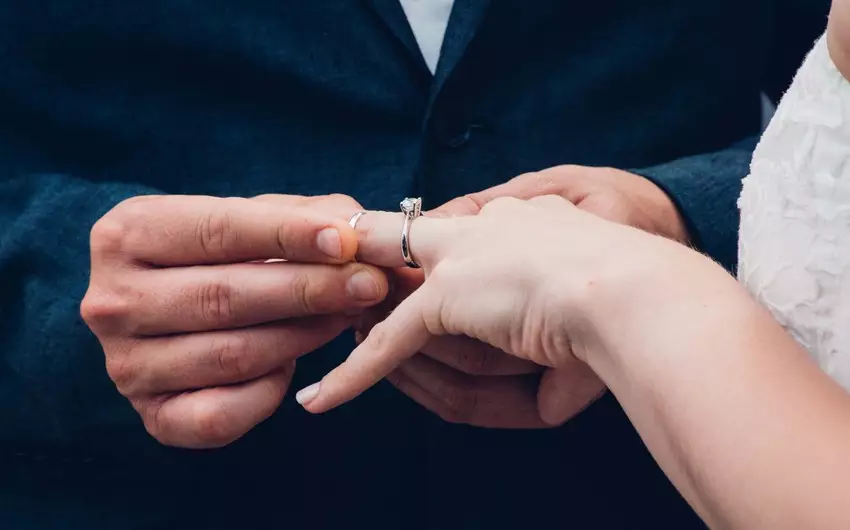 Azərbaycanda qanunsuz yaşayan əcnəbilərin ölkə vətəndaşı ilə nikaha daxil olması qadağan edilir