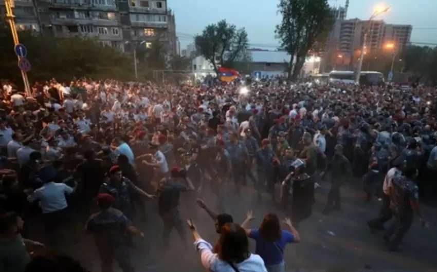 İrəvanda hökumət binası yaxınlığındakı qarşıdurma zamanı 34 nəfər xəsarət alıb