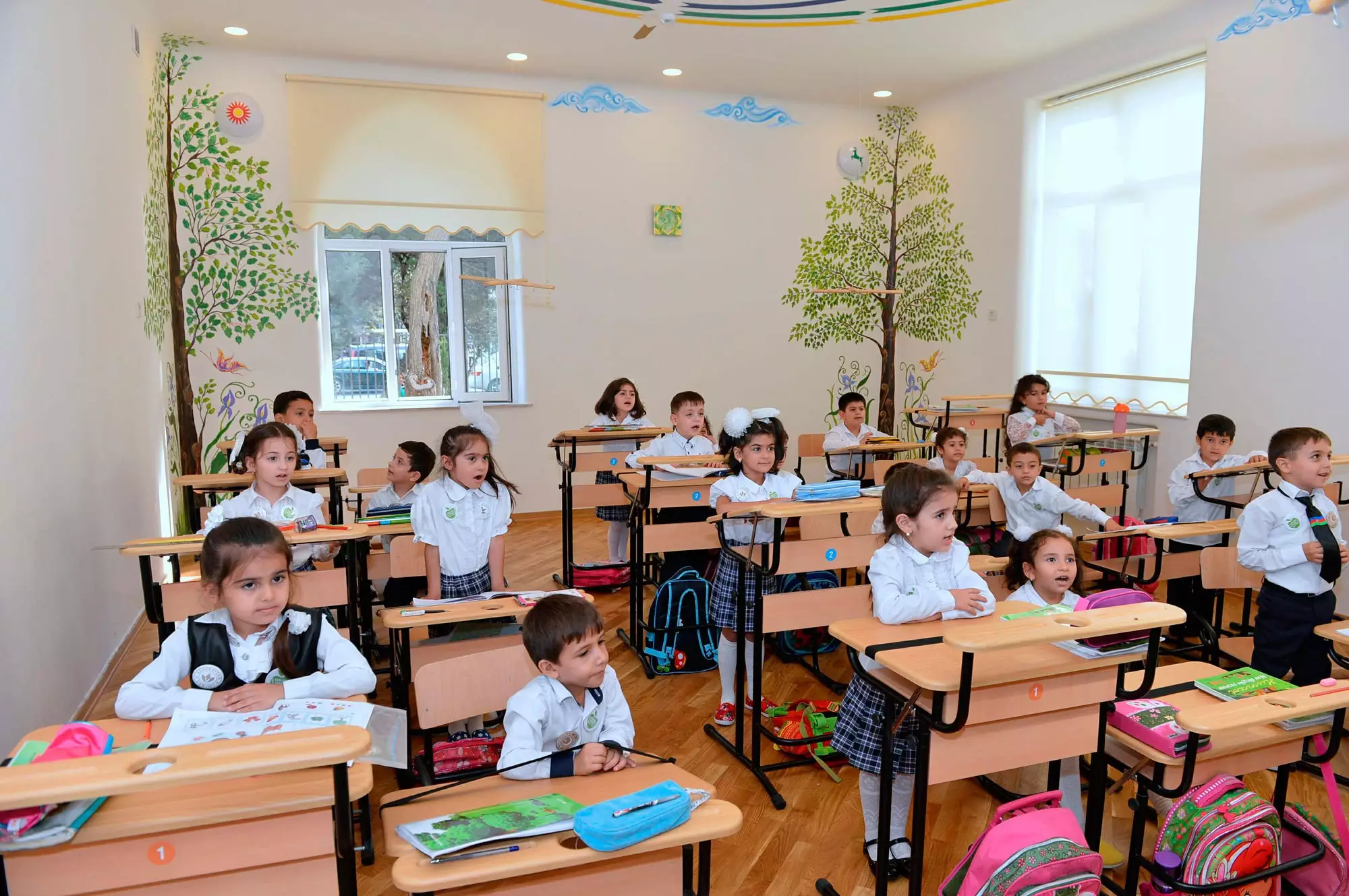 В 3 классе 32 ученика. Ученики азербайджанских школ. Первые школы в Азербайджане. Школа 86 учителя в Азербайджане. Mektebeqebul.