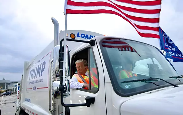 Tramp seçkiqabağı tədbirə zibil maşını ilə gəldi