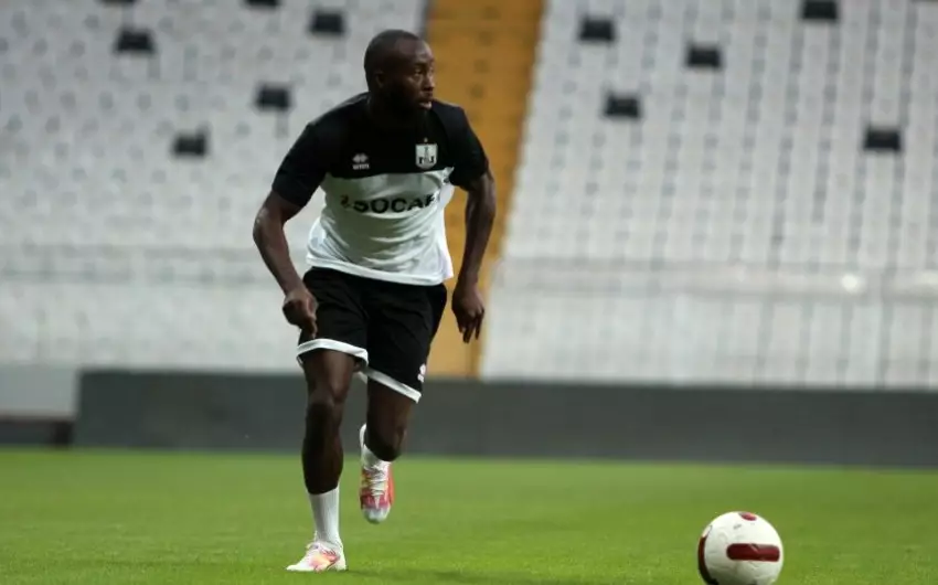 "Neftçi"nin futbolçusu azarkeşlərə əşya atdığı üçün cəzalanıb