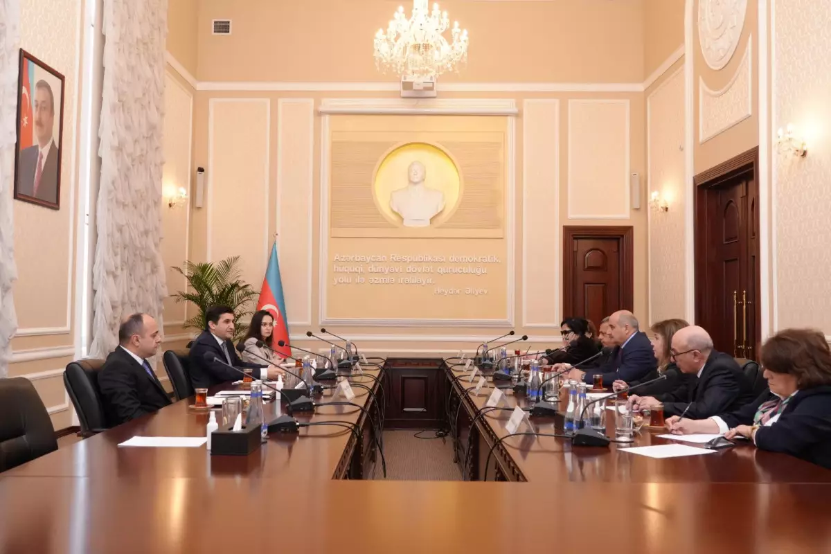Fərid Əhmədov Ədliyyə Nazirliyi yanında İctimai şuranın üzvləri ilə görüşüb