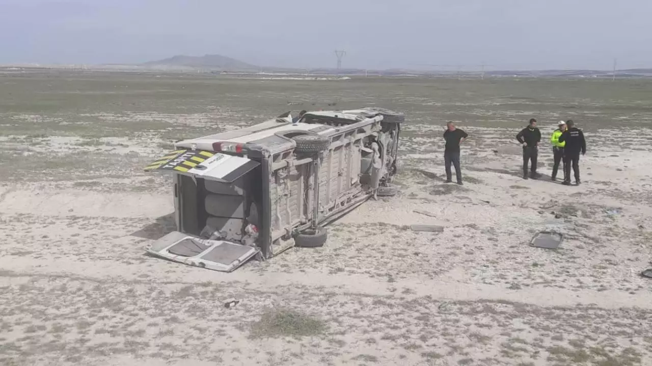 Konyada tələbə avtobusu aşdı: 11 yaralı var
