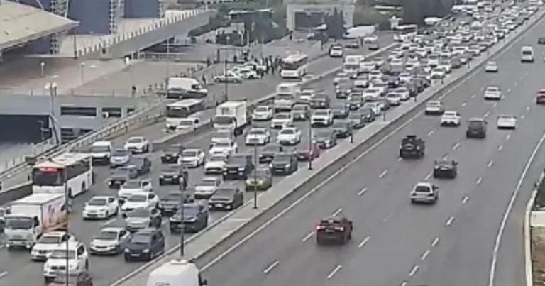 Bakının bir sıra yollarında nəqliyyatın sıxlığı müşahidə olunur