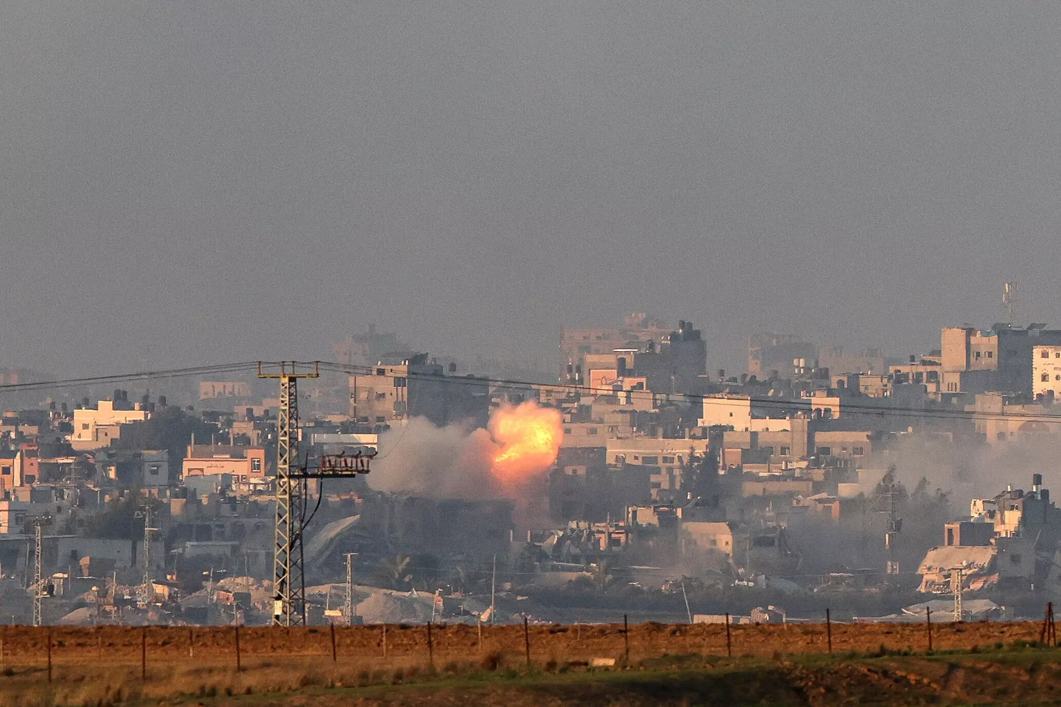 İsrail Qəzzanın Xan Yunis rayonuna zərbələr endirib