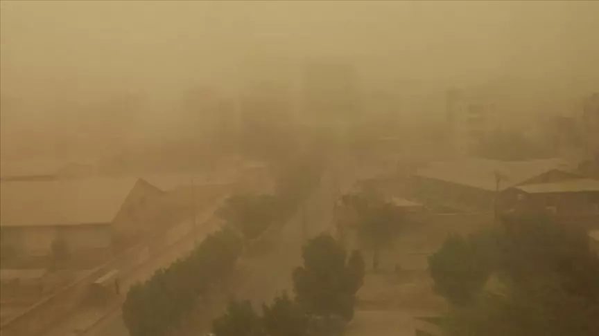 İranın bəzi şəhərlərində qum fırtınası səbəbindən məktəblər bağlanıb