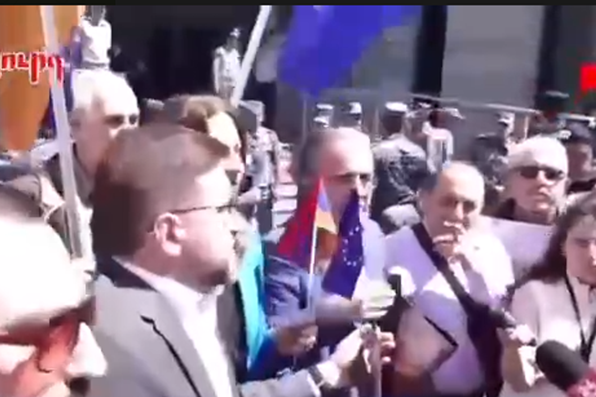 Lavrovla Mirzoyanın görüşü zamanı Ermənistan XİN binası qarşısında Rusiya əleyhinə aksiya təşkil olunub