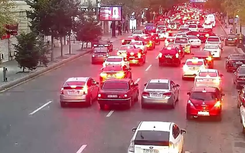 Bakının bir sıra küçə və prospektlərində tıxac yaranıb - SİYAHI