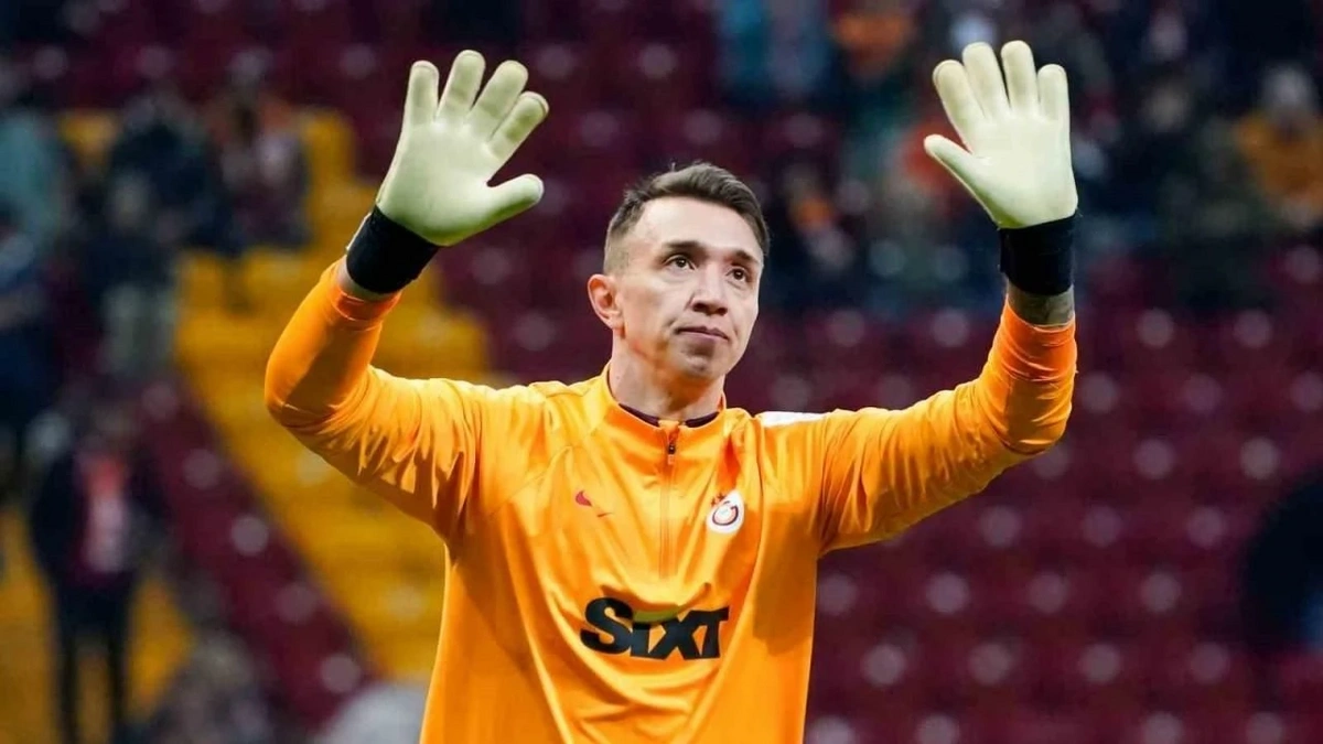 Fernando Muslera bu dəfə küçə aldı