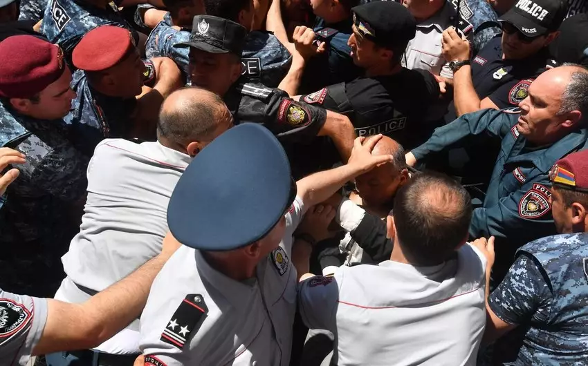 Ermənistanda bir qrup insan 44 günlük müharibənin nəticələrinə görə aksiya keçirir