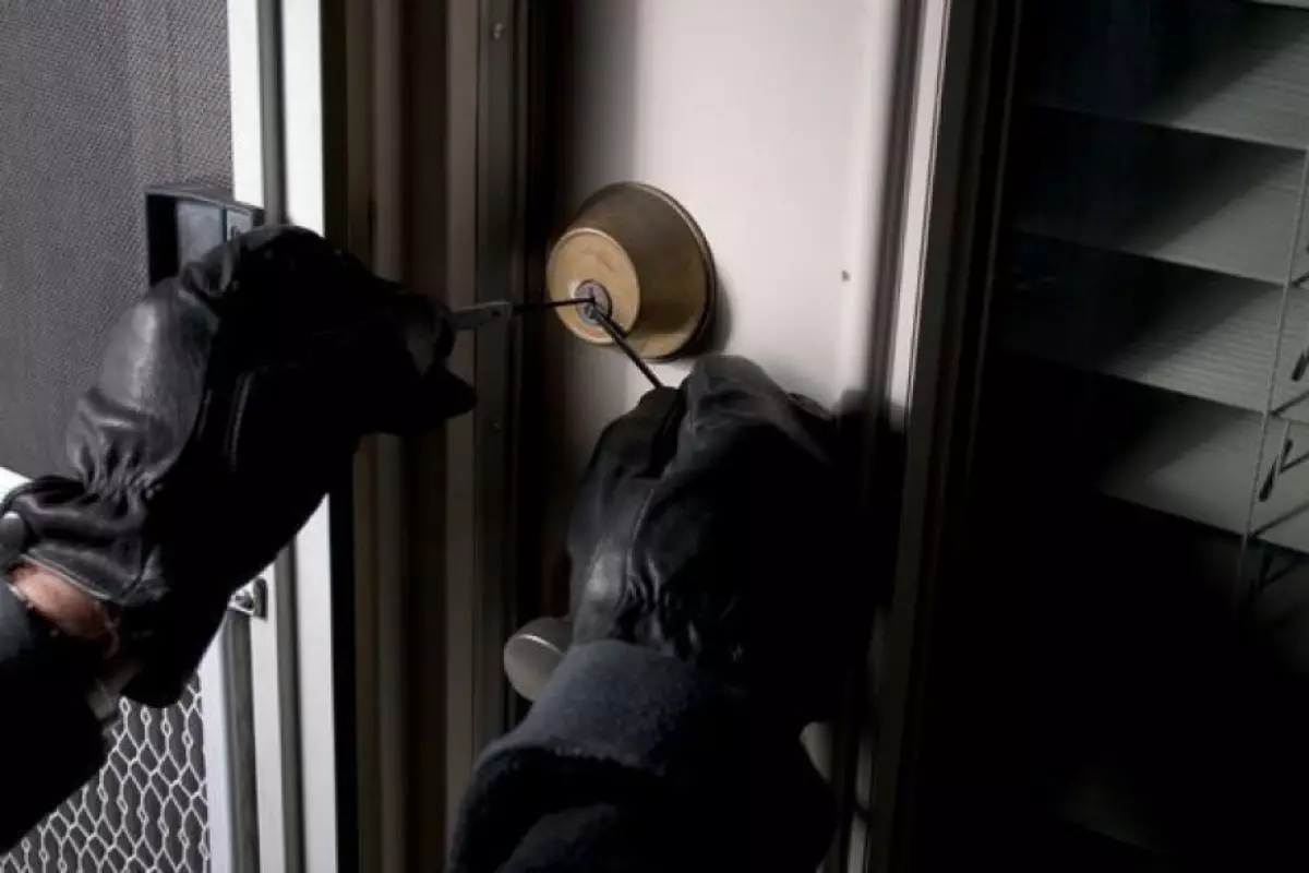 Binəqədidə aptekdən oğurluq edilib