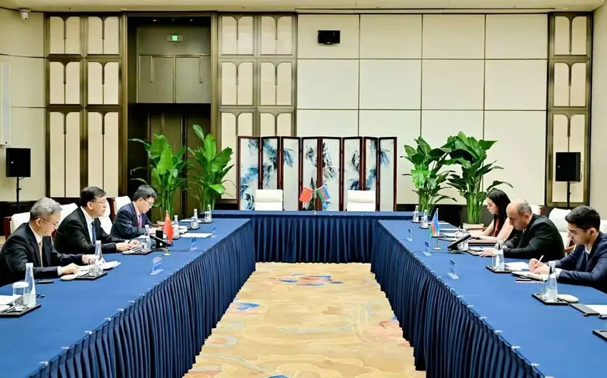 Emin Əmrullayev çinli həmkarı ilə sənəd imzaladı