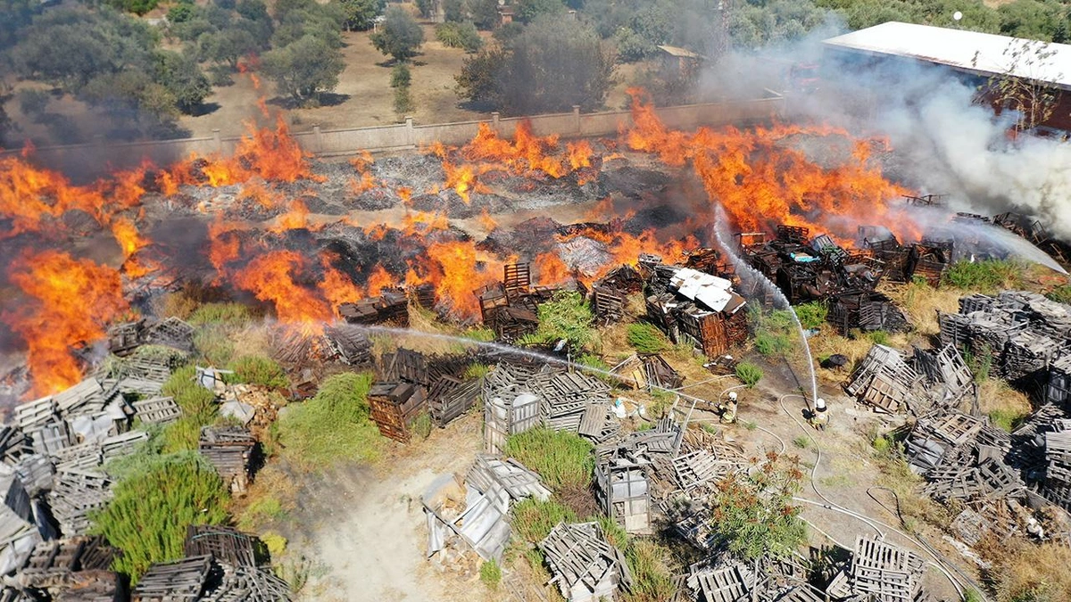 Manisada fabrik yanır