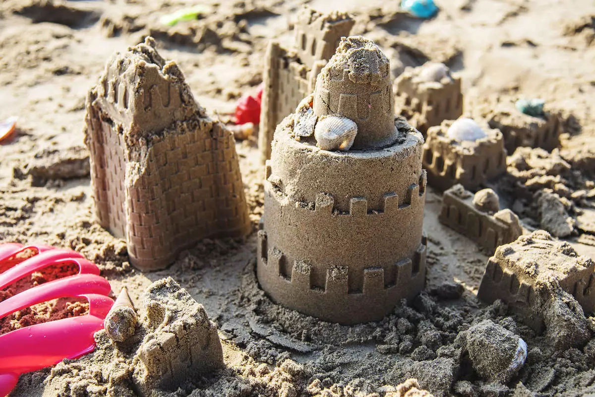 Uşaqlar qum yığınının altında qalıb