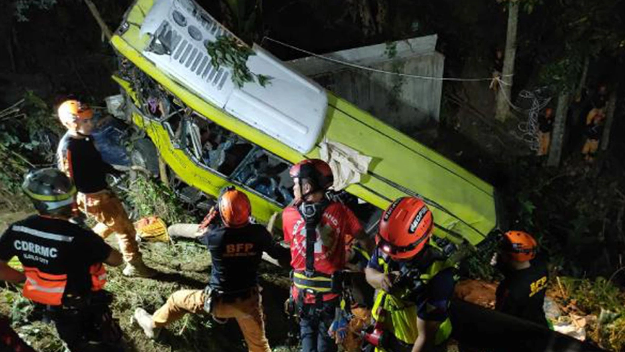 Filippində dəhşətli qəza baş verib, 17 nəfər ölüb