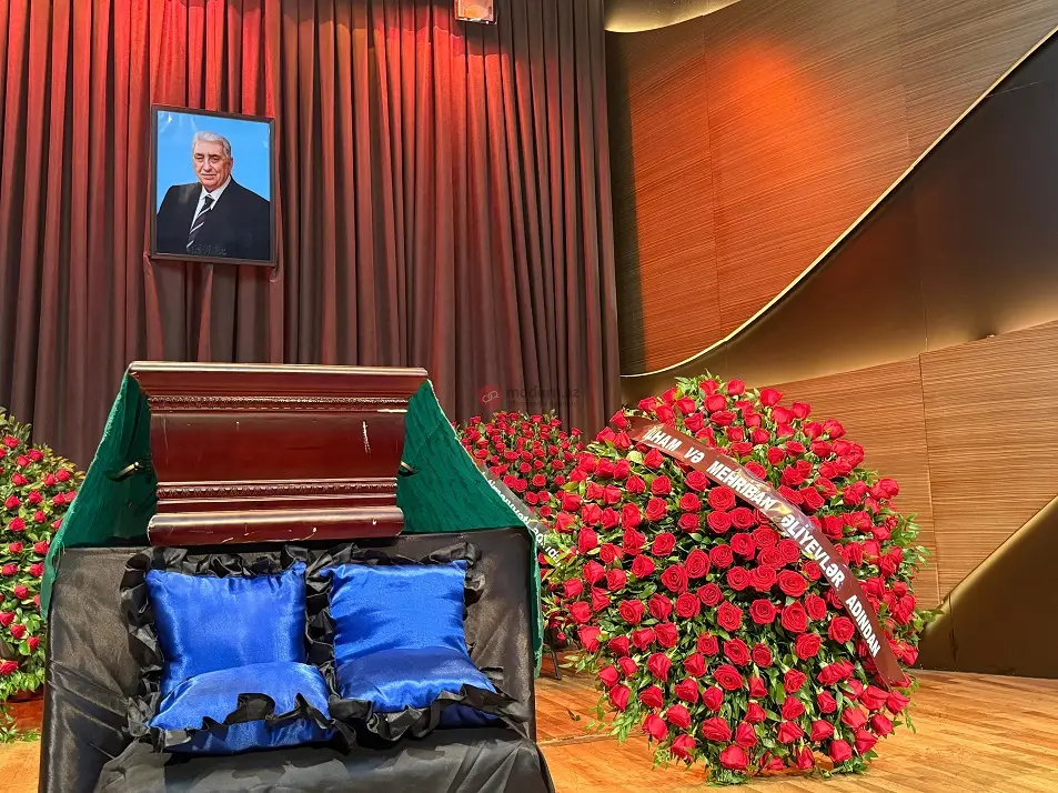 İlham Əliyev və Mehriban Əliyeva Arif Babayevin vida mərasiminə əklil göndərib