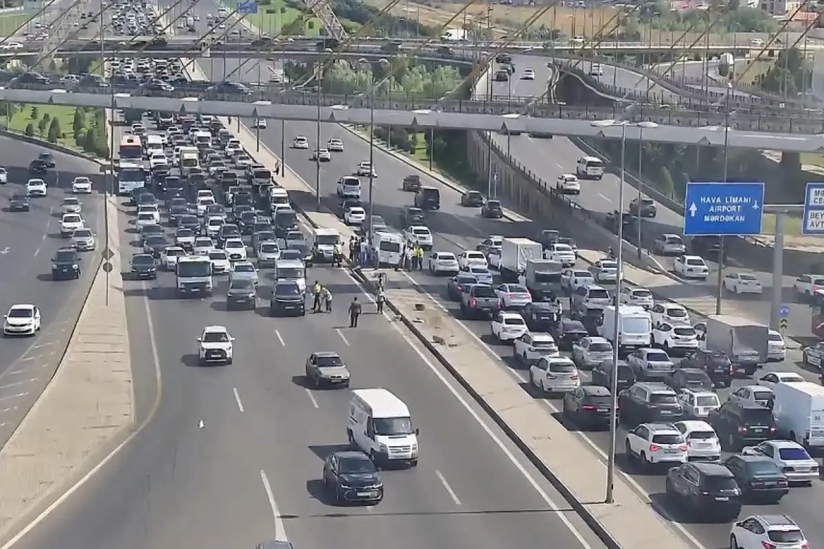 Heydər Əliyev prospektində qəza olub, sıxlıq yaranıb - FOTO - YENİLƏNİB