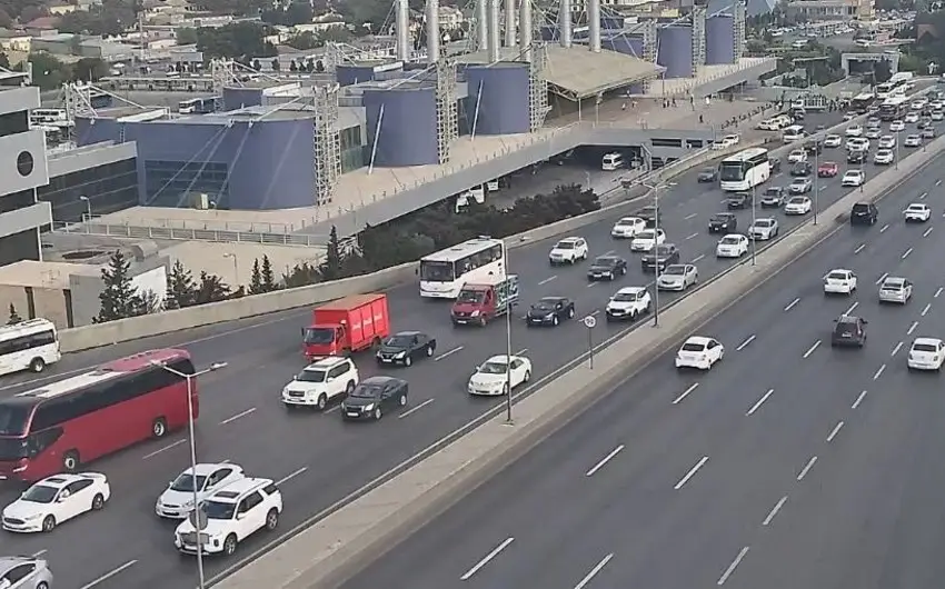 Bakının bir sıra yollarında sıxlıq müşahidə olunur