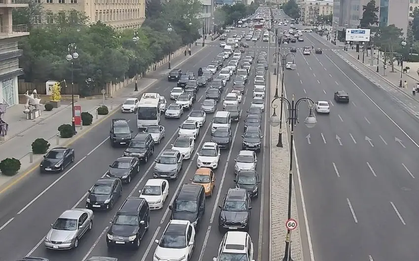 Bakının bir sıra yollarında tıxac yaranıb - SİYAHI