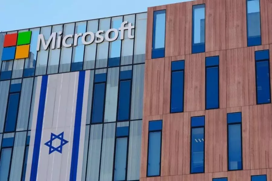 “Microsoft” İsraillə əməkdaşlığa etiraz edən iki işçini işdən çıxarıb