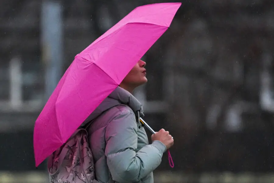 Yağışdan qaçarkən pula düşdü