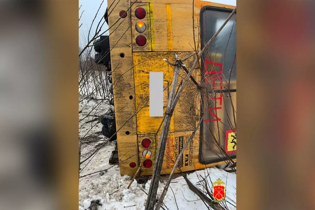 Leninqrad vilayətində uşaqları daşıyan avtobus aşıb