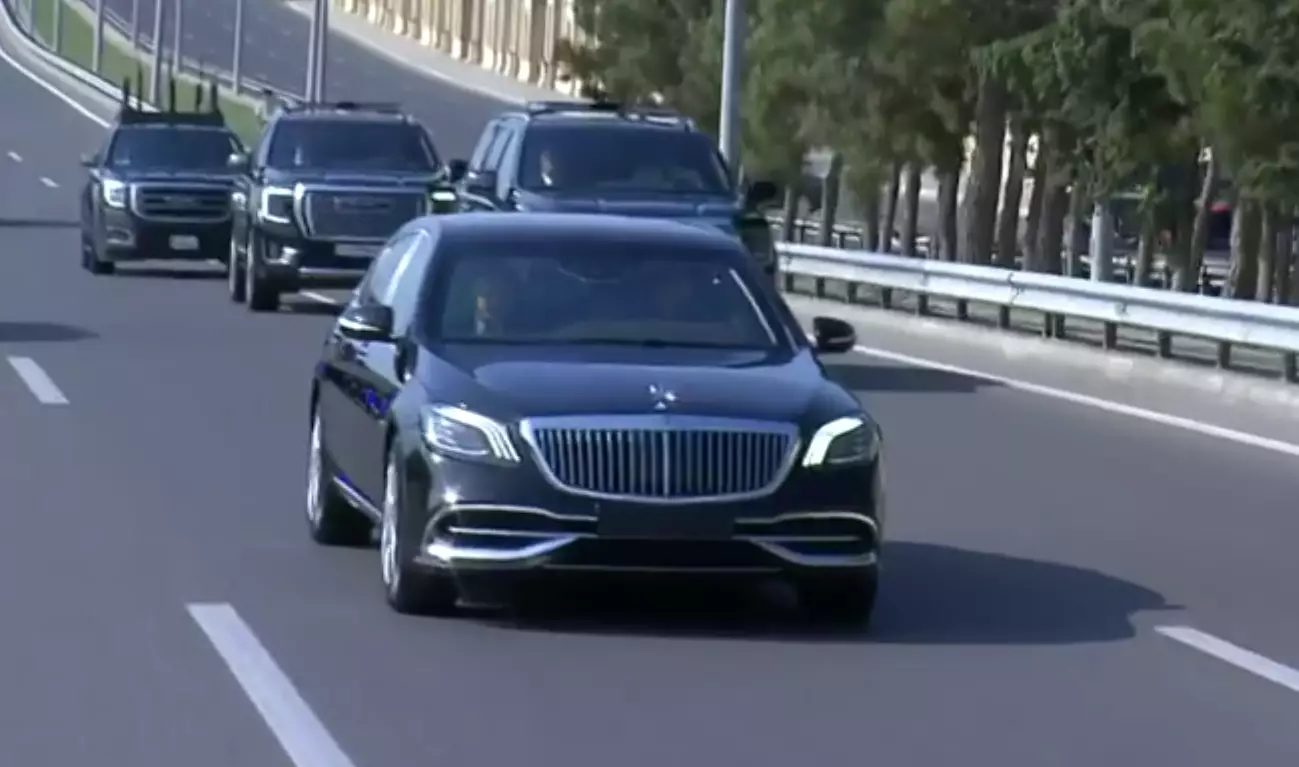 İlham Əliyev Putini Bakı ilə tanış edir - VİDEO