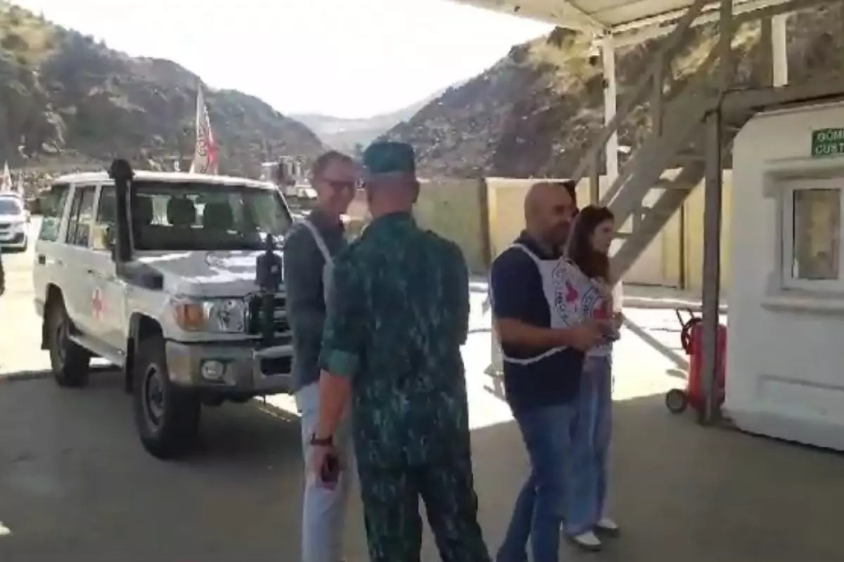 Ermənilərin avtomobillərində sərbəst keçidi təmin edilib