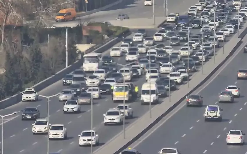 Avtovağzal Kompleksinin qarşısında yol qəzası sıxlığa səbəb olub - YENİLƏNİB