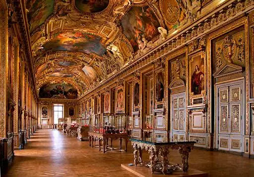 Makron Luvrda təhlükəsizliyin gücləndirilməsini tələb etdi