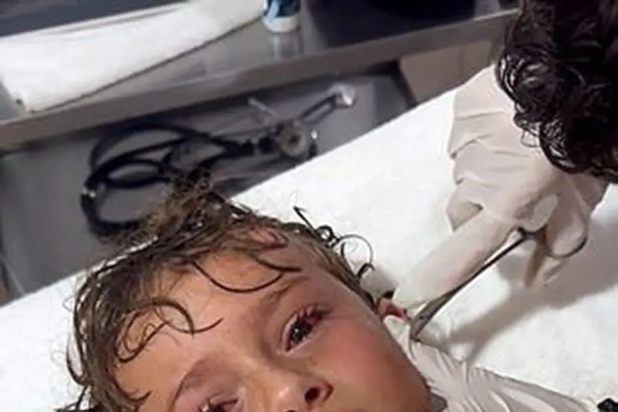 Həkimlər uşağın qulağından canlı xərçəng çıxardılar