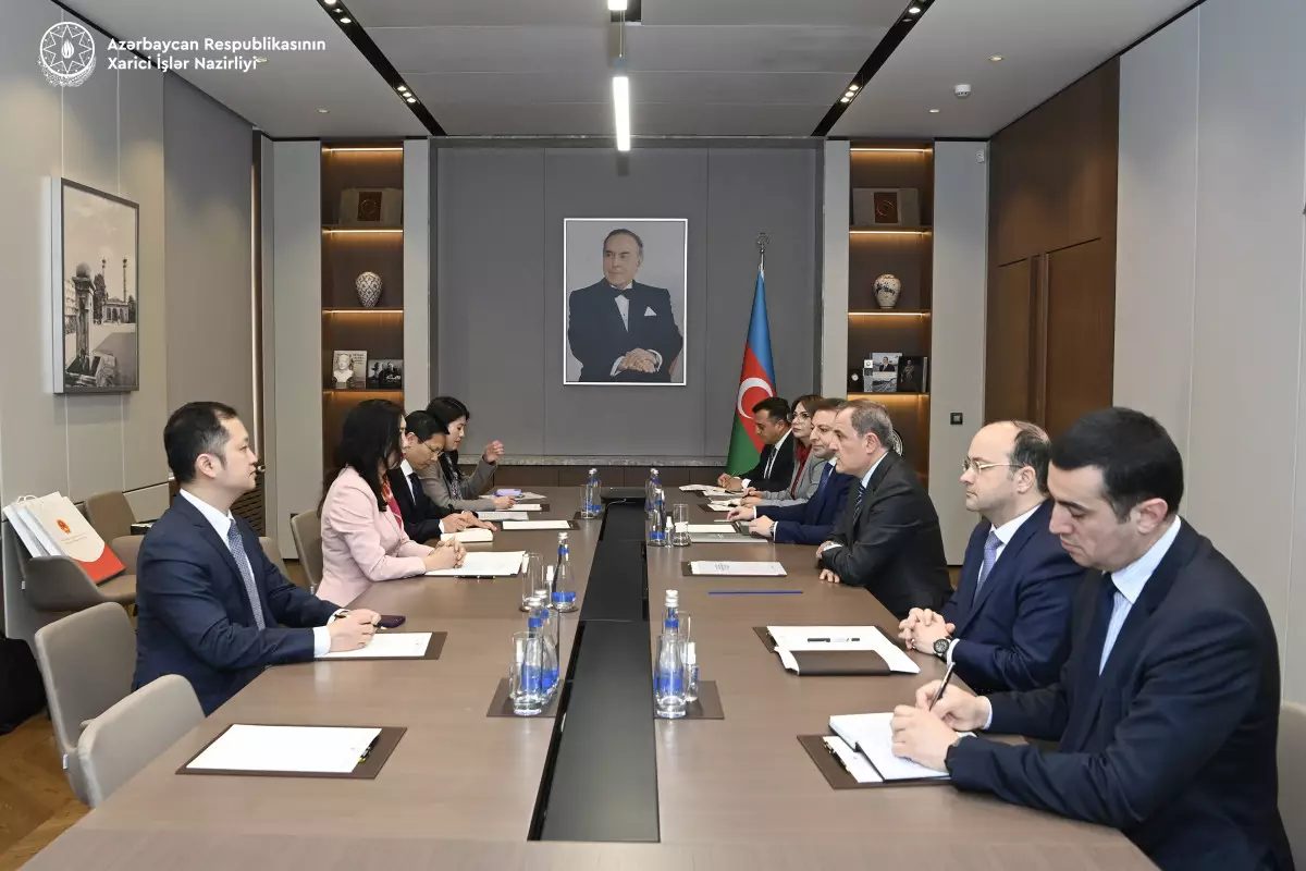 Ceyhun Bayramov vyetnamlı həmkarı ilə görüşüb