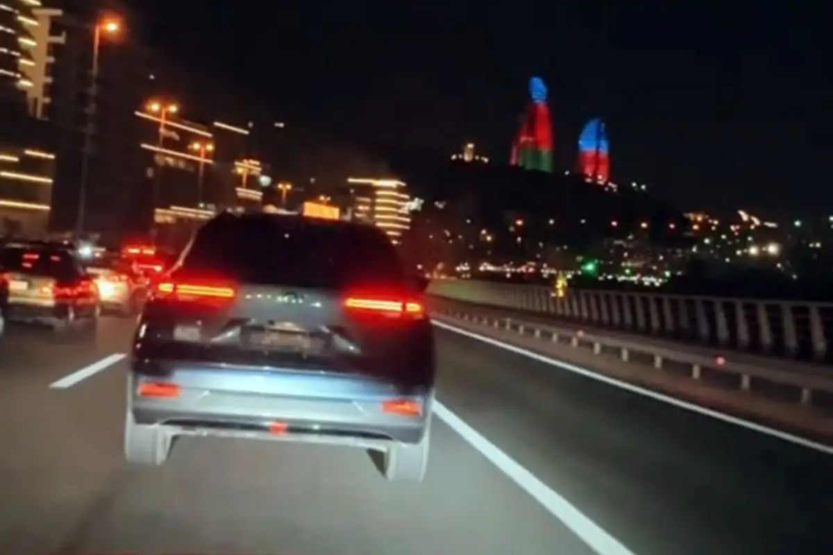 Nömrəsiz avtomobil idarə edən qazi saxlanılıb