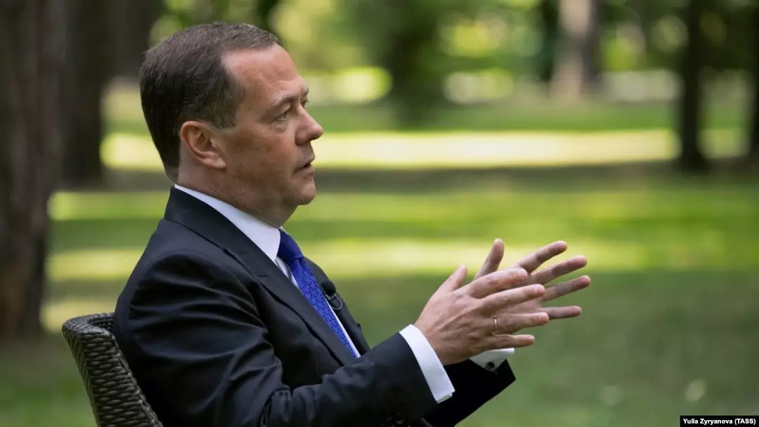 Medvedevdən Zelenskiyə çağırış: "Hitler kimi it zəhəri içərək intihar et"